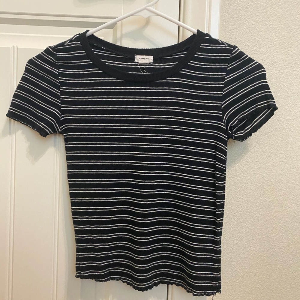 women’s black and white cropped tee